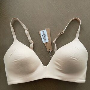 Skims Wireless Form T-Shirt Bra in Sand 32B